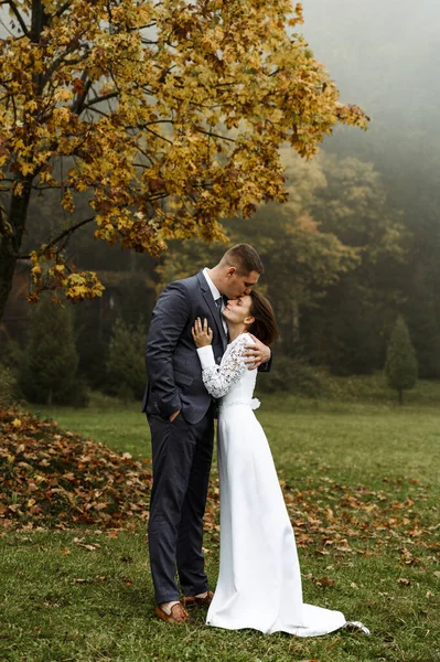 Όμορφο Γαμήλιο Ζευγάρι Βόλτες Στην Φθινοπωρινή Περίοδο Ένας Ψηλός Νεαρός — Φωτογραφία Αρχείου