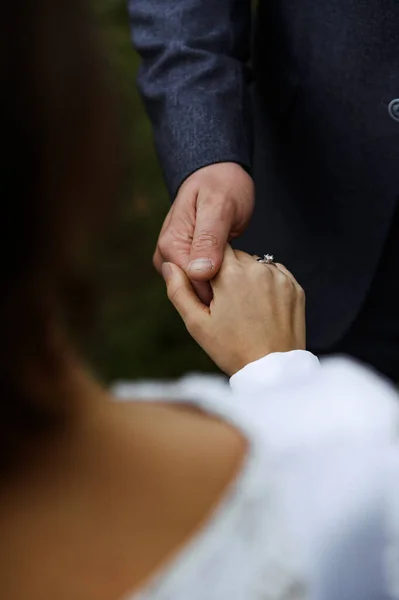 Υπέροχο Ζευγάρι Στην Τελετή Του Γάμου Κοντινό Πλάνο Χεριών Δαχτυλίδι — Φωτογραφία Αρχείου