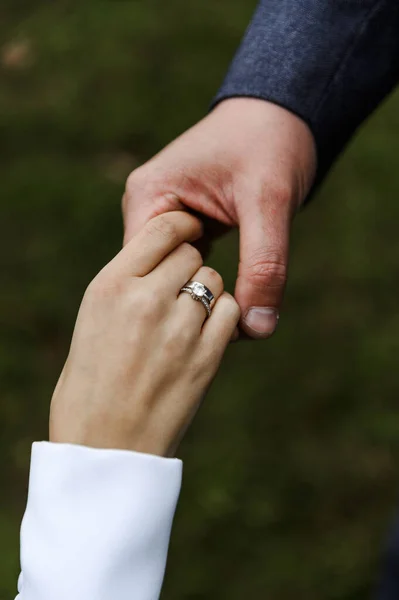 Urocza Para Ślubie Zbliżenie Rąk Obrączką Delikatny Dotyk — Zdjęcie stockowe