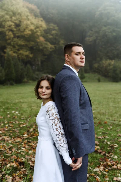 Bruiloftswandeling Het Herfstpark Pasgetrouwden Met Een Hoogteverschil Bruidspaar Ceremonie Paar — Stockfoto
