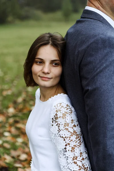Passeio Casamento Parque Outono Recém Casados Com Uma Diferença Altura — Fotografia de Stock
