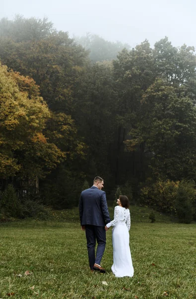 Passeio Casamento Parque Outono Recém Casados Com Uma Diferença Altura — Fotografia de Stock