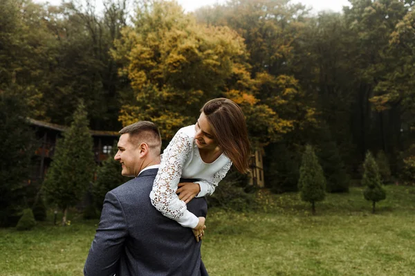 Noivo Diverte Com Noiva Após Cerimônia Casamento Temporada Outono Época — Fotografia de Stock