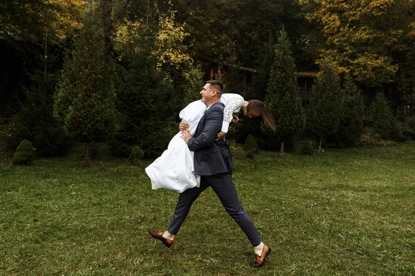 Жених Веселится Невестой После Свадебной Церемонии Осенний Сезон Свадебный Сезон — стоковое фото