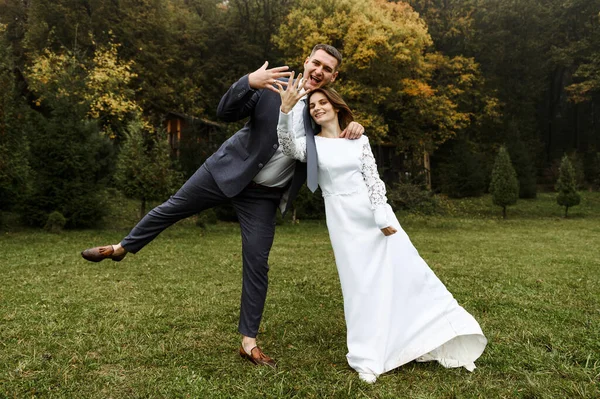 Bruidegom Heeft Plezier Met Bruid Huwelijksceremonie Het Najaar Bruiloftsseizoen Lange — Stockfoto