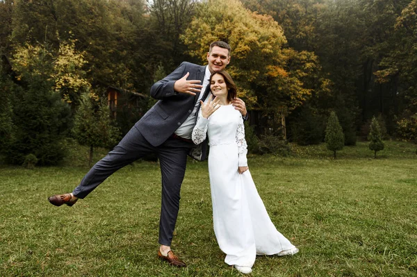 Noivo Diverte Com Noiva Após Cerimônia Casamento Temporada Outono Época — Fotografia de Stock