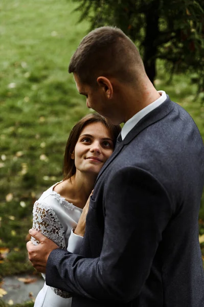 Bruiloftswandeling Het Herfstpark Pasgetrouwden Met Een Hoogteverschil Bruidspaar Ceremonie Paar — Stockfoto