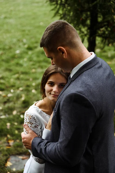 Fiatal Menyasszony Gyengéden Kapaszkodik Vőlegény Mellkasába Esküvő Napján Ősszel Időben — Stock Fotó