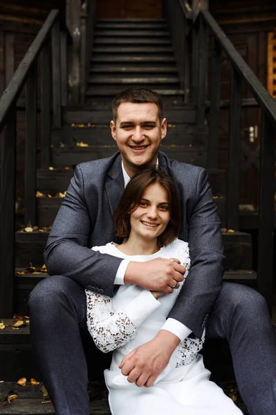 Jeune Couple Mariage Assis Sur Escalier Bois Dans Contexte Une — Photo