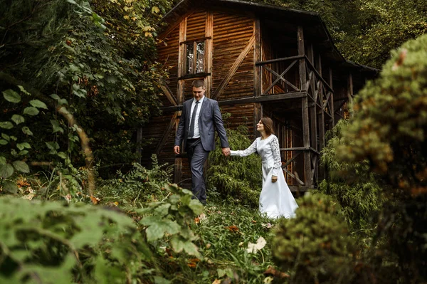 Par Casamento Anda Fora Natureza Outono Com Uma Visão Uma — Fotografia de Stock