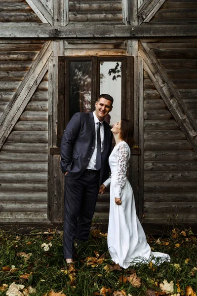 Ευτυχισμένη Νύφη Και Γαμπρός Στο Φόντο Ενός Ρουστίκ Ξύλινο Σπίτι — Φωτογραφία Αρχείου