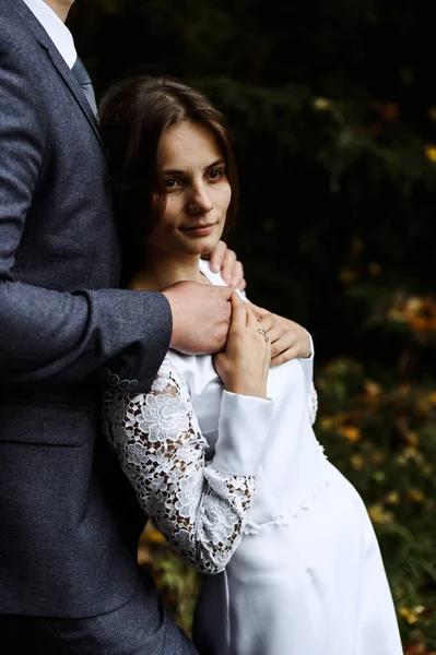 Šťastná Nevěsta Ženich Pozadí Rustikální Dřevěný Dům Svatební Koncept Podzimní — Stock fotografie