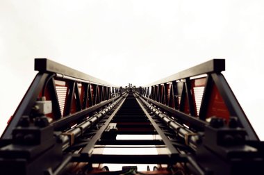 Uzakta, bir düğün çifti geri çekilebilir merdivenin sonunda. yaratıcı düğün fotoğrafçılık