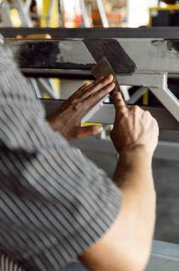 Metal bir yüzeyde bir adamın elleri macun gibi. Yangın çıkışının hasarlı bir bölümünü onarıyorum. resim hazırlığı