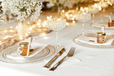 Düğün ziyafeti süslemeleri. Ahşap renginde dekorasyon. Tatlılar, abur cuburlar, kekler, böğürtlen ve patlamış mısırlarla dolu bir şenlik masası. Resepsiyon Hedefleri. Çiçekler ve yeşilliklerle süslenmiş ahşaplar..