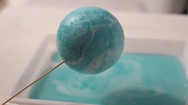 Stil köpük topları güneş sistemindeki boyalarla boyanır. ödev güneş sistemi. uzay gezegenleri