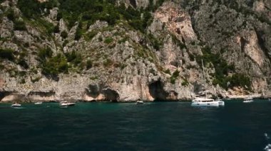 Denizden güzel bir ada manzarası. Capri Adası. deniz yoluyla seyahat et.