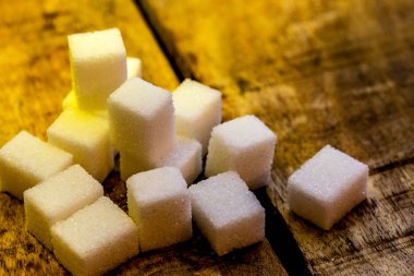 Ahşap arka plan üzerinde kesme şeker