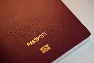 Beyaz arka planda kopyalama alanı olan kırmızı pasaport