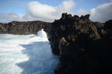 Dalgalar ve suyla güzel sahil