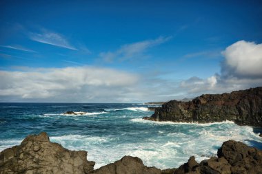 Deniz kıyısının güzel manzarası