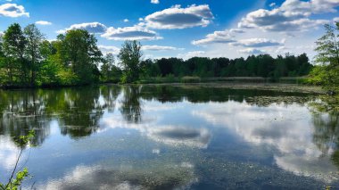 Su üzerinde yansıması olan güzel göl..
