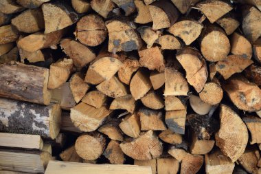 Yakacak odun yığını. istiflenmiş tahta kütükler