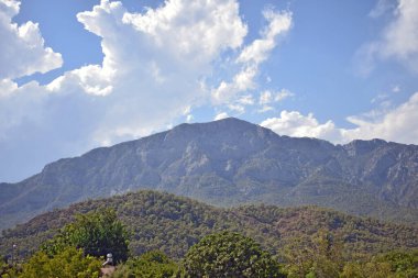 Dağlardaki manzara. Mavi gökyüzüne karşı yeşil dağlar