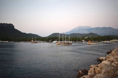 Kemer, Türkiye 'deki gemiler için körfez. dağlar, deniz, sahil