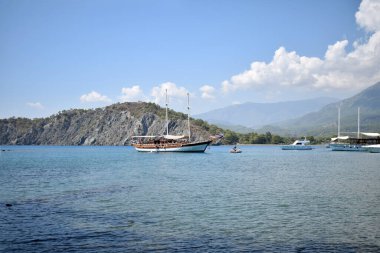Denizde bir eğlence gemisi. Gemi. Dağlar, orman, plajlar. Trkiye, Phaselis