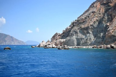 Deniz kıyısı manzarası. Uçurumun arka planında güzel bir deniz manzarası ve uçurumlar