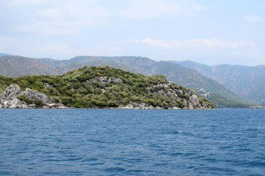 Güzel deniz manzarası. Denizde adalar. Terk edilmiş.