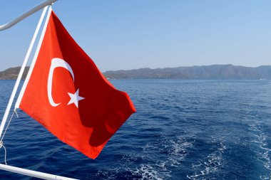 Denizin arka planında hindi bayrağı.