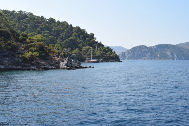 Marmaris, Trkiye 'deki adanın manzarası. Turist gemisi. Issız ada