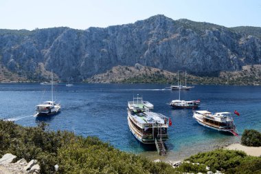 Marmaris Kamelya Adasnda Tarihi Manastr.Dağların arasında körfezde turist gemileri .  