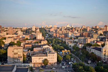 Dnepr şehrinin panoraması. Dmitry Yavornitsky Caddesi manzarası