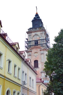 Kamenets-Podolsk 'taki eski bir binanın restorasyonu. Kilise, ormanlar. Tapınak.