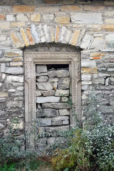 Pencereli eski taş ev