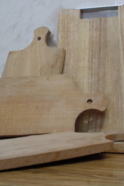 Mutfak masasında tahta kesme tahtaları var.