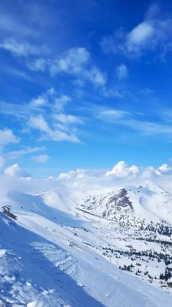Dağların güzel manzarası. Bulutlar ve dağlar, karla kaplı dağlar.