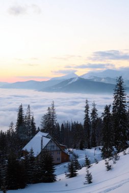 Kışın karlı dağların üzerinde gün doğumu