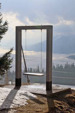 Dağ eğlencesi için sallan