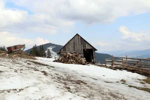 Köydeki dağların kış manzarası, ormancının evi.