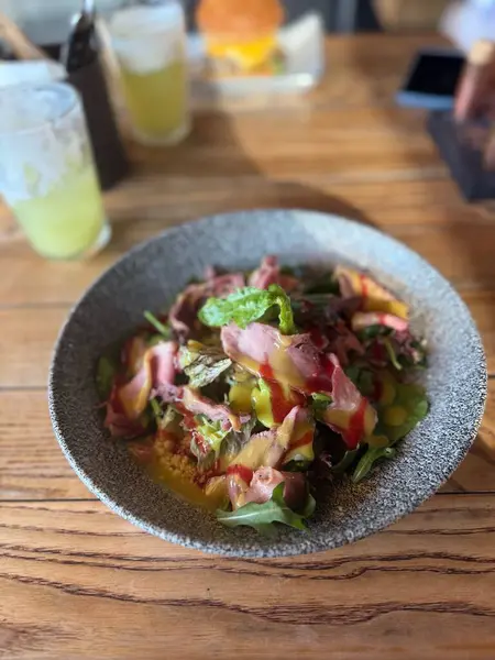 jambon ve sebze salatası