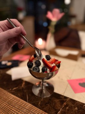 Lokantada lezzetli bir tatlı. Bardakta böğürtlenli dondurma