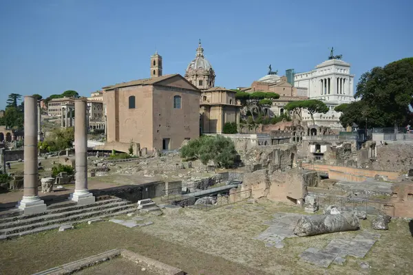Roma Forumu, Antik Roma 'nın merkezinde, çevresindeki binalarla birlikte yer alan bir forum..