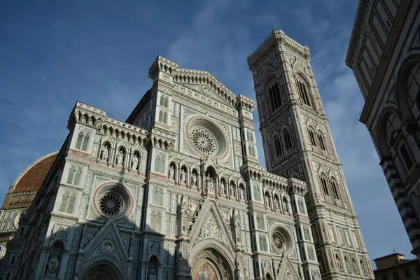 Floransa 'daki Santa Maria del Fiore Katedrali. Mimari anıtın ünlü cephesi