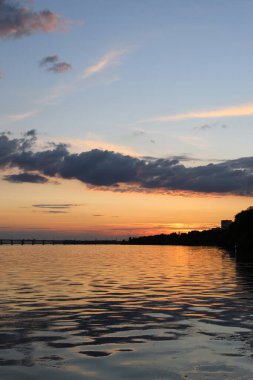 Akşamları nehirde gün batımı