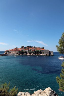 Karadağ 'ın Sveti Stefan Adası, uçurumdan manzara