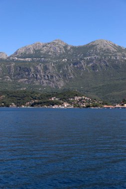 Karadağ 'daki Kotor Körfezi ve dağların manzarası. Kayalıklardan dağlar. Mavi deniz, teknenin manzarası